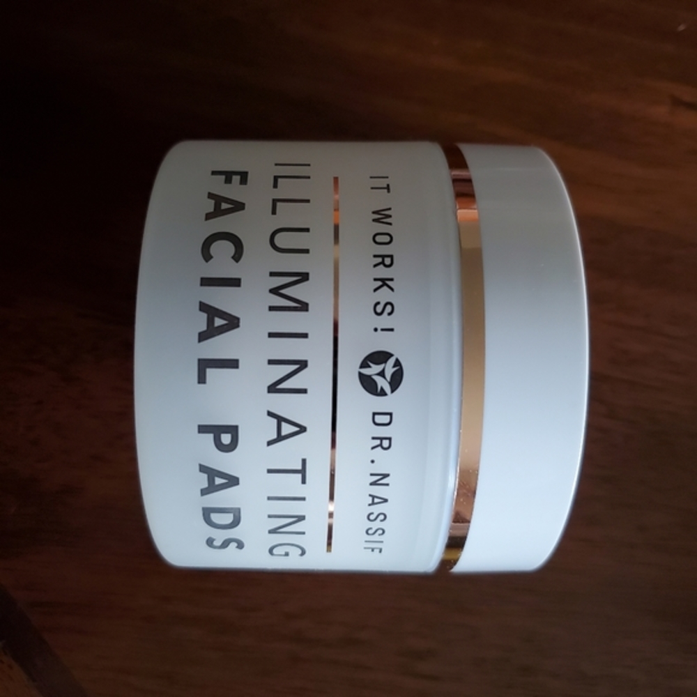 It Works! Illuminating facial pads